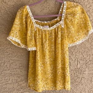 Candies women’s xs short sleeve yellow blouse with lace trim.